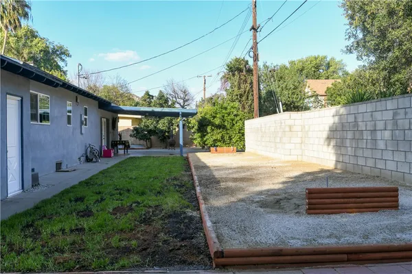 a view of a backyard with a white house