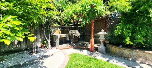 a view of a backyard