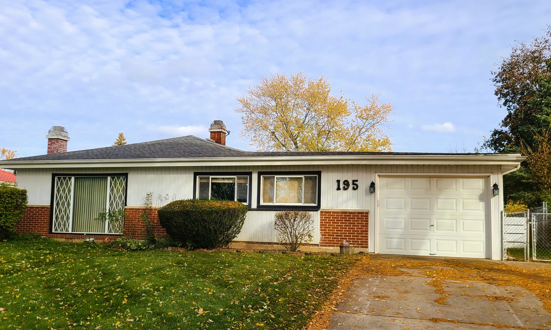 195 Washington Boulevard Hoffman Estates, IL 60169 - Photo 1 of 26 a front view of a house with garden