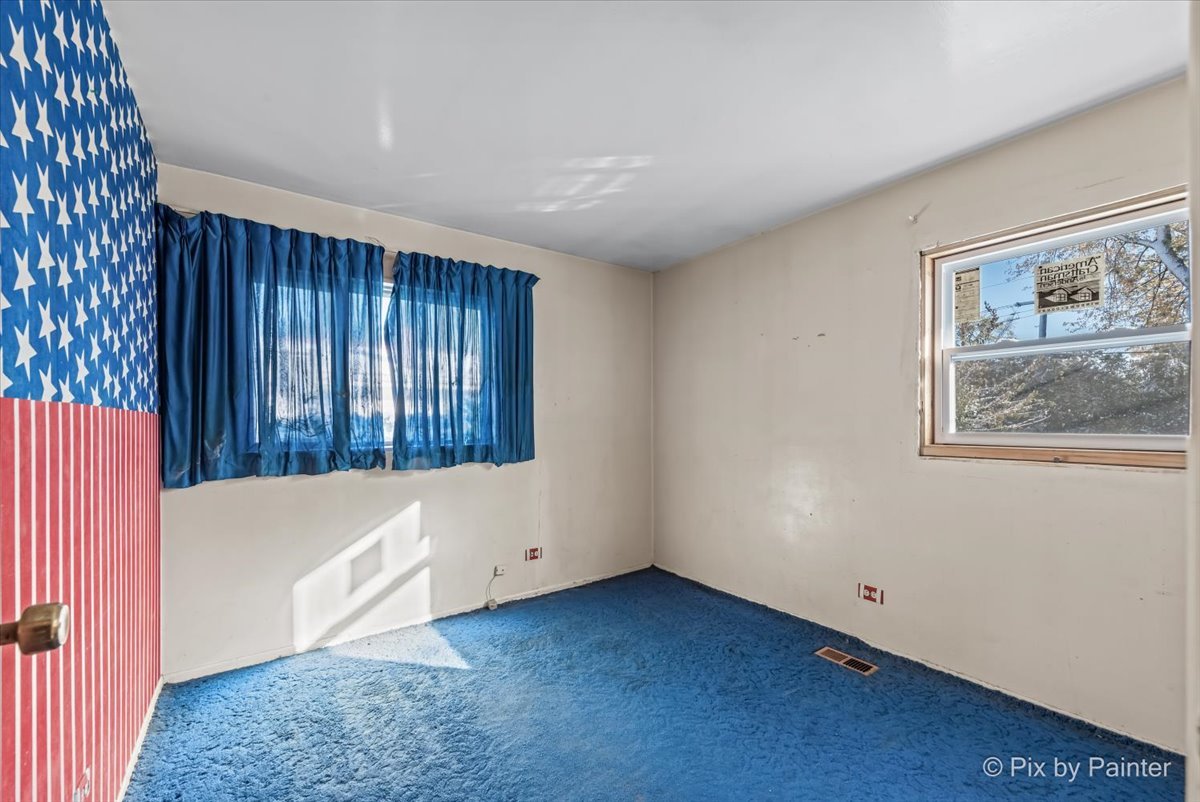 195 Washington Boulevard Hoffman Estates, IL 60169 - Photo 14 of 26 an empty room with windows