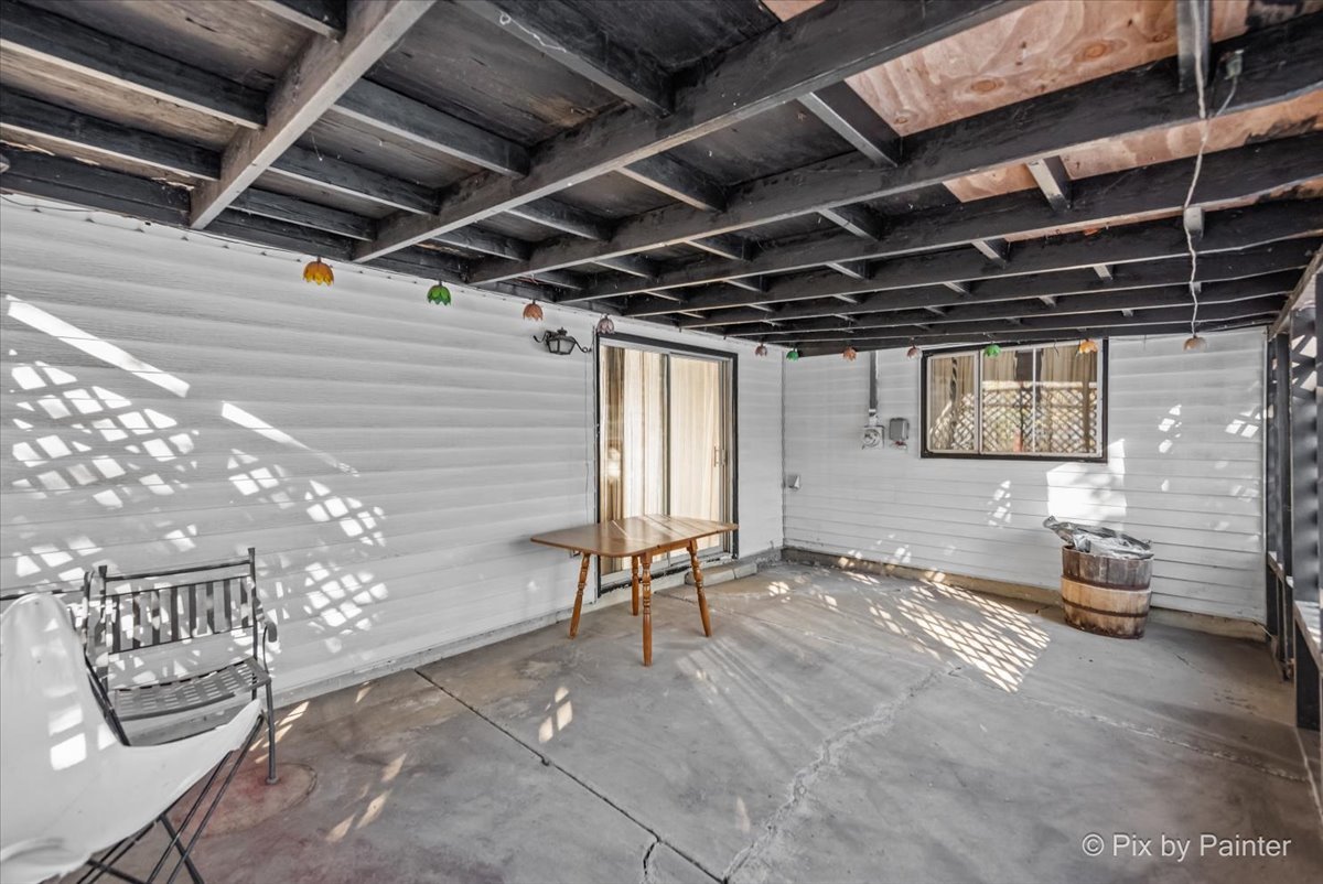 195 Washington Boulevard Hoffman Estates, IL 60169 - Photo 17 of 26 a view of an empty room with windows