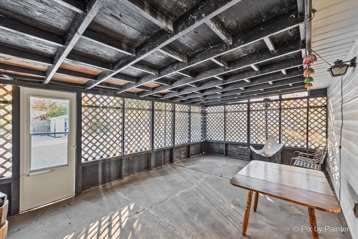 195 Washington Boulevard Hoffman Estates, IL 60169 - Photo 18 of 26 a view of a garage