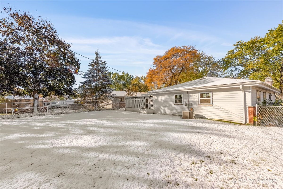 195 Washington Boulevard Hoffman Estates, IL 60169 - Photo 20 of 26 a front view of a house with a yard