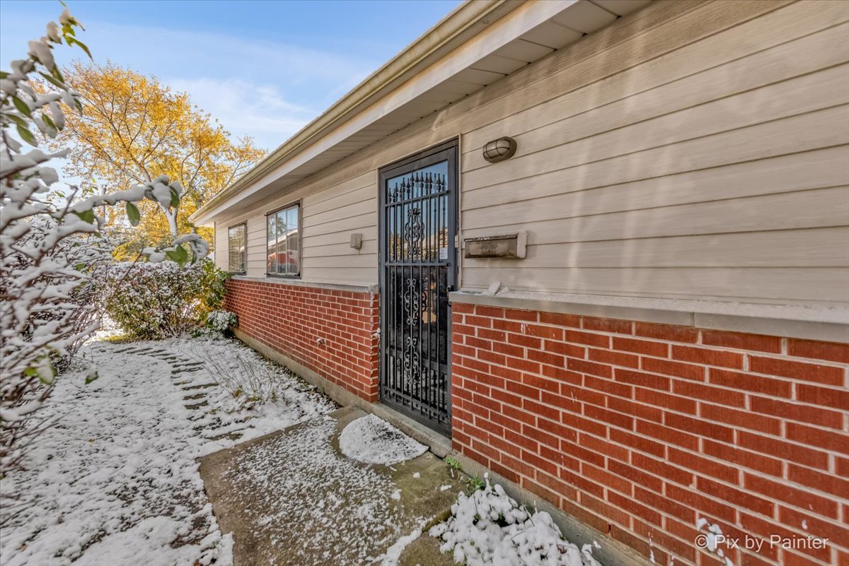 195 Washington Boulevard Hoffman Estates, IL 60169 - Photo 25 of 26 a view of a pathway both side of building