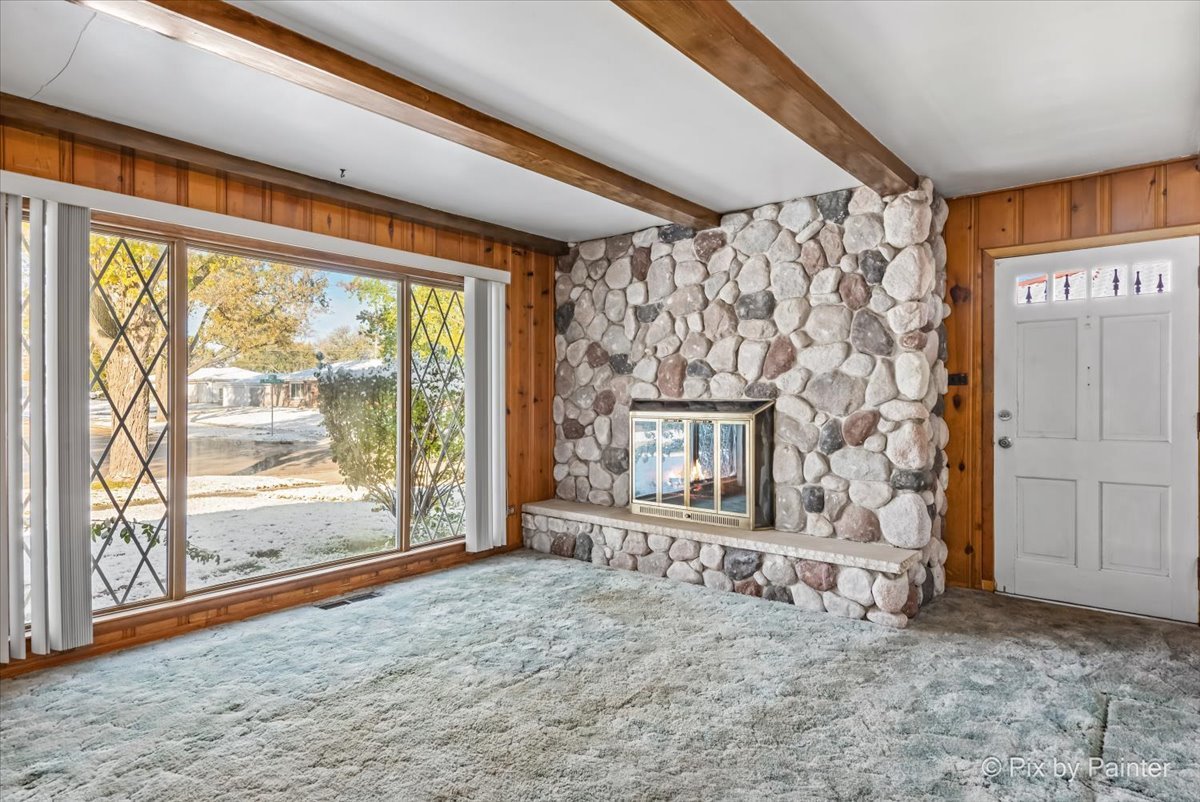 195 Washington Boulevard Hoffman Estates, IL 60169 - Photo 3 of 26 en empty room with windows