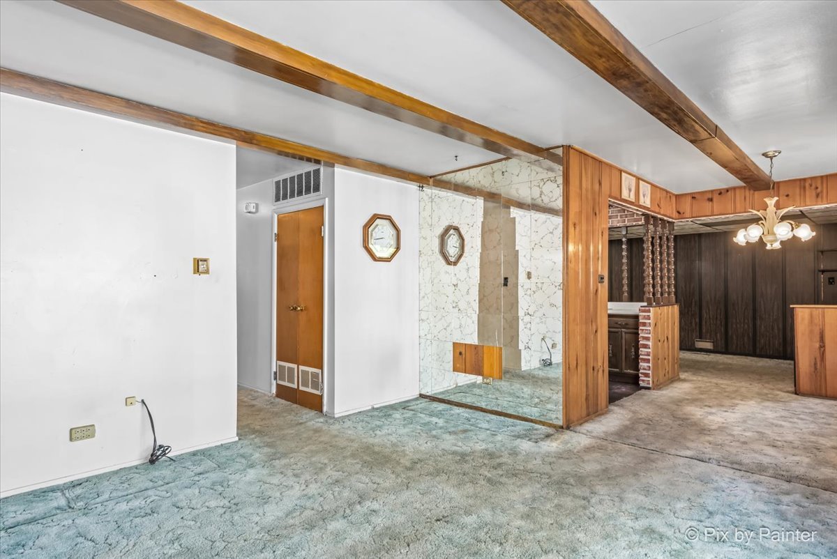 195 Washington Boulevard Hoffman Estates, IL 60169 - Photo 4 of 26 a view of an empty room