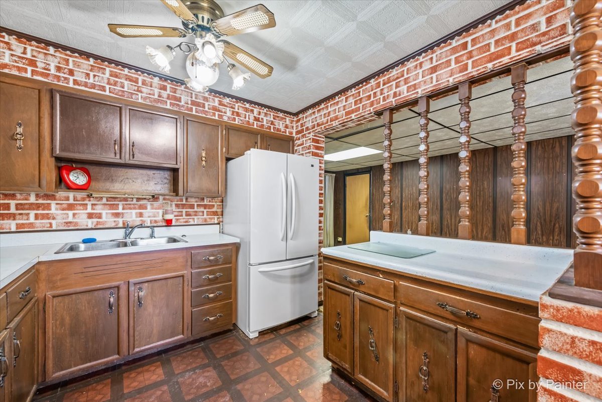 195 Washington Boulevard Hoffman Estates, IL 60169 - Photo 6 of 26 a kitchen with cabinets appliances and a counter top space