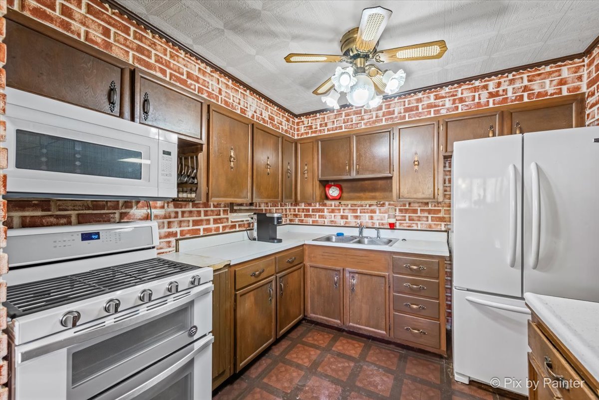195 Washington Boulevard Hoffman Estates, IL 60169 - Photo 7 of 26 a kitchen with a stove cabinets and refrigerator
