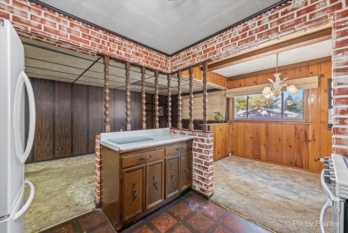 195 Washington Boulevard Hoffman Estates, IL 60169 - Photo 9 of 26 a kitchen that has a cabinets and a stove