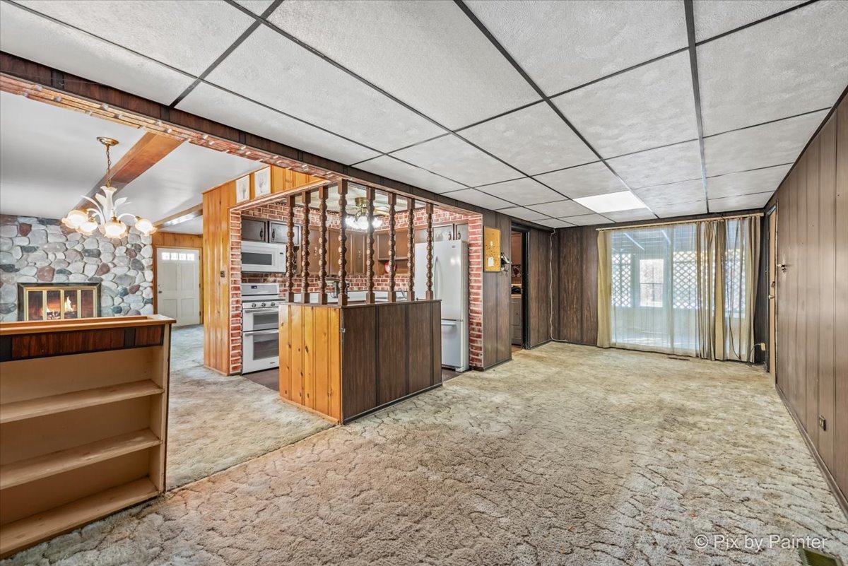 195 Washington Boulevard Hoffman Estates, IL 60169 - Photo 10 of 26 a view of an empty room with a window