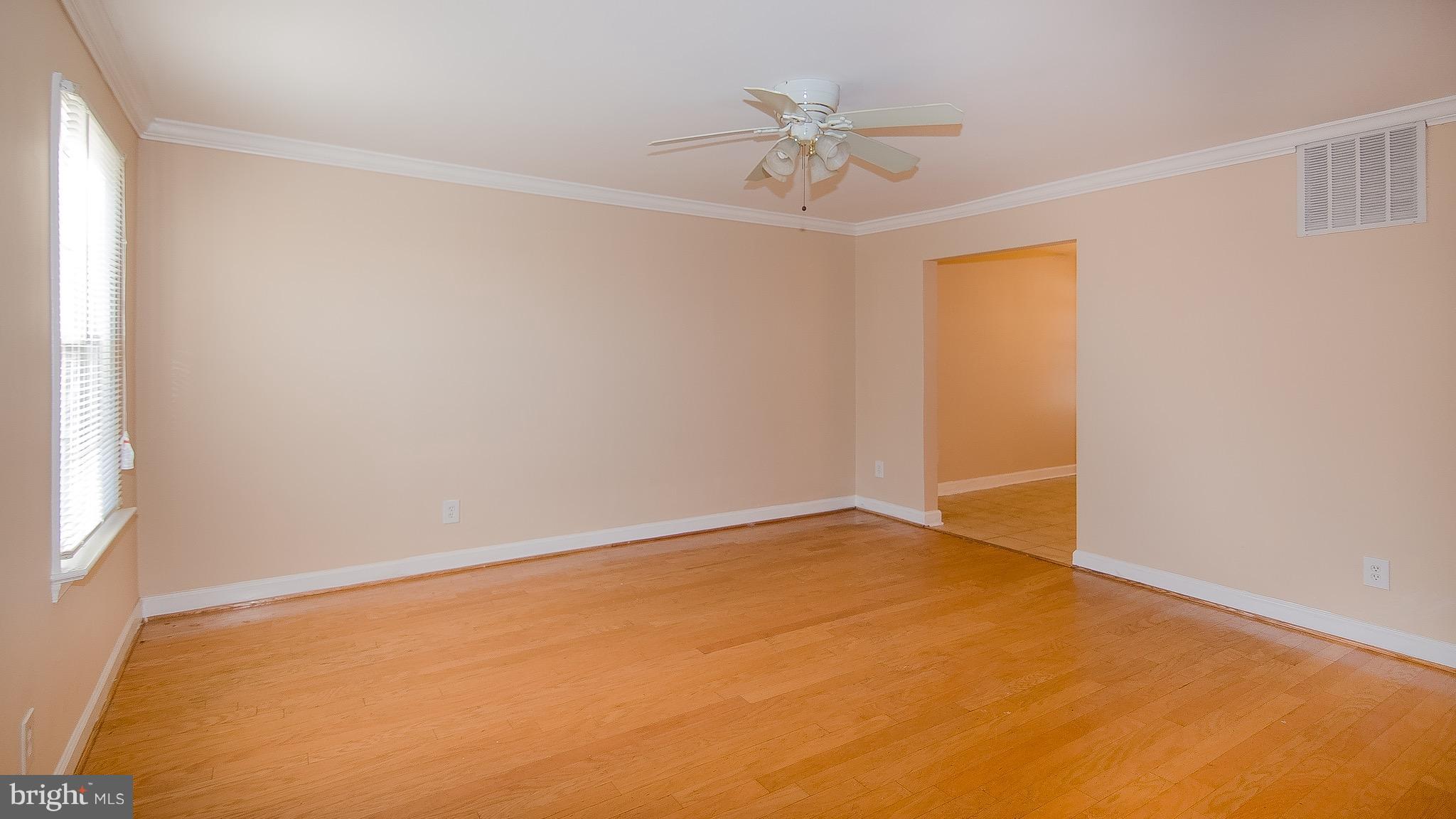 9112 Taney Road Manassas, VA 20110 - Photo 3 of 18 Living Room