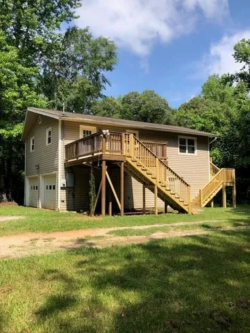 a view of a house with roof and a big yard