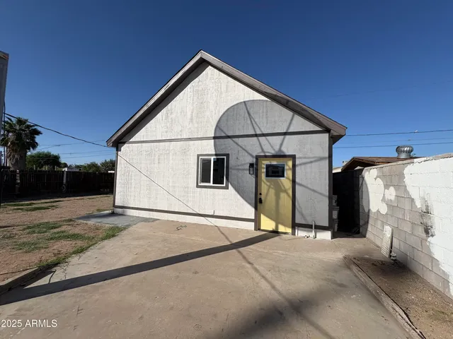 a view of a house with backyard