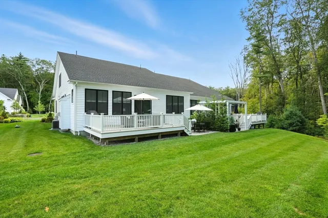 a view of a house with backyard