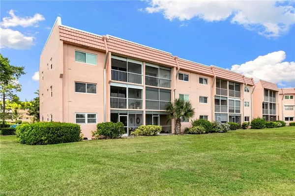 $283,500 | 300 Forest Lakes Boulevard, Unit 112, Naples, FL 34105