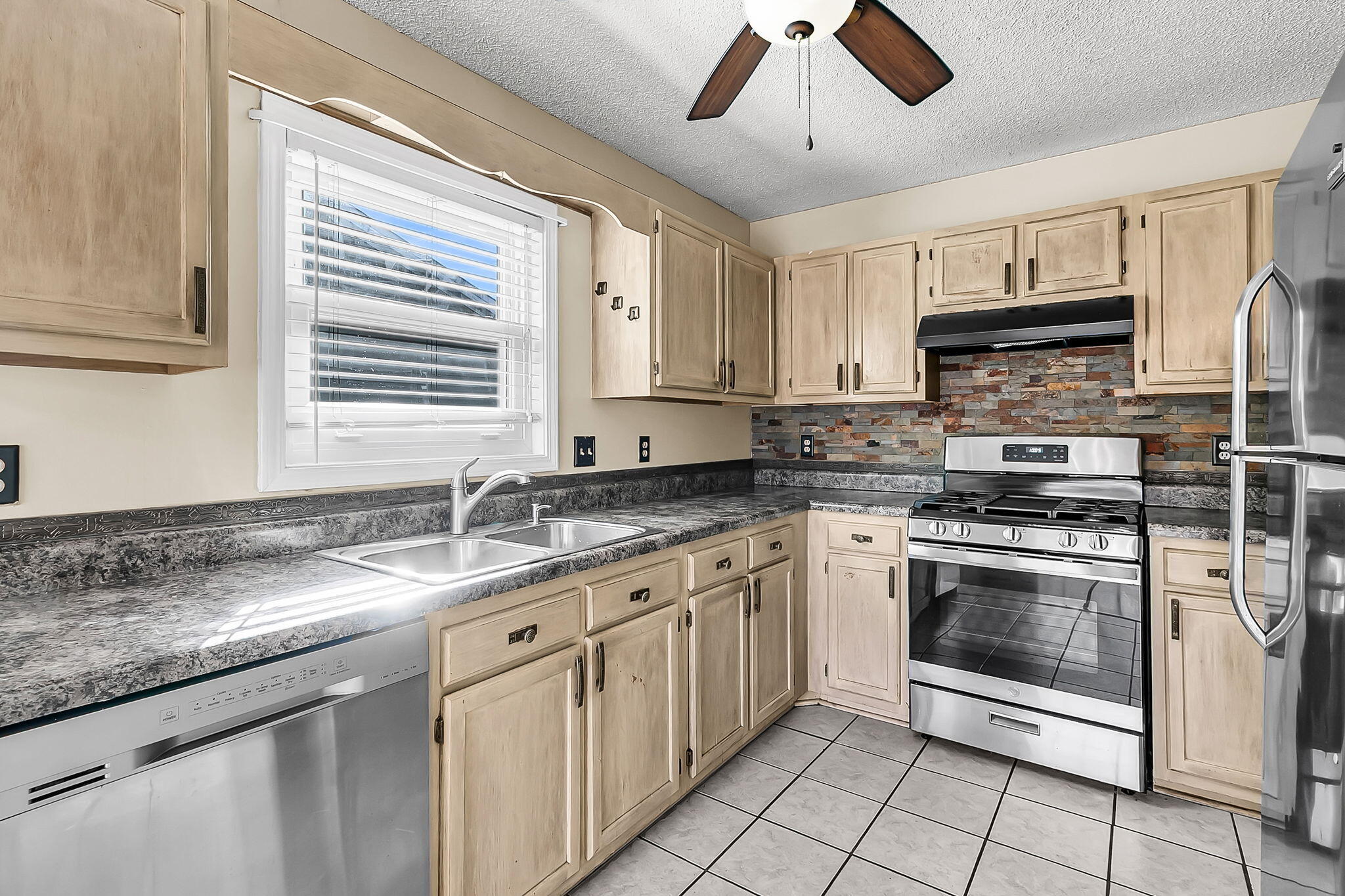 111 Hopper Drive Summerville, SC 29486 - Photo 5 of 37 CREM - 111 Hopper Dr-23