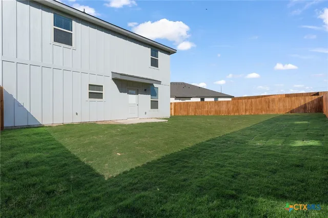 a view of a backyard with pathway