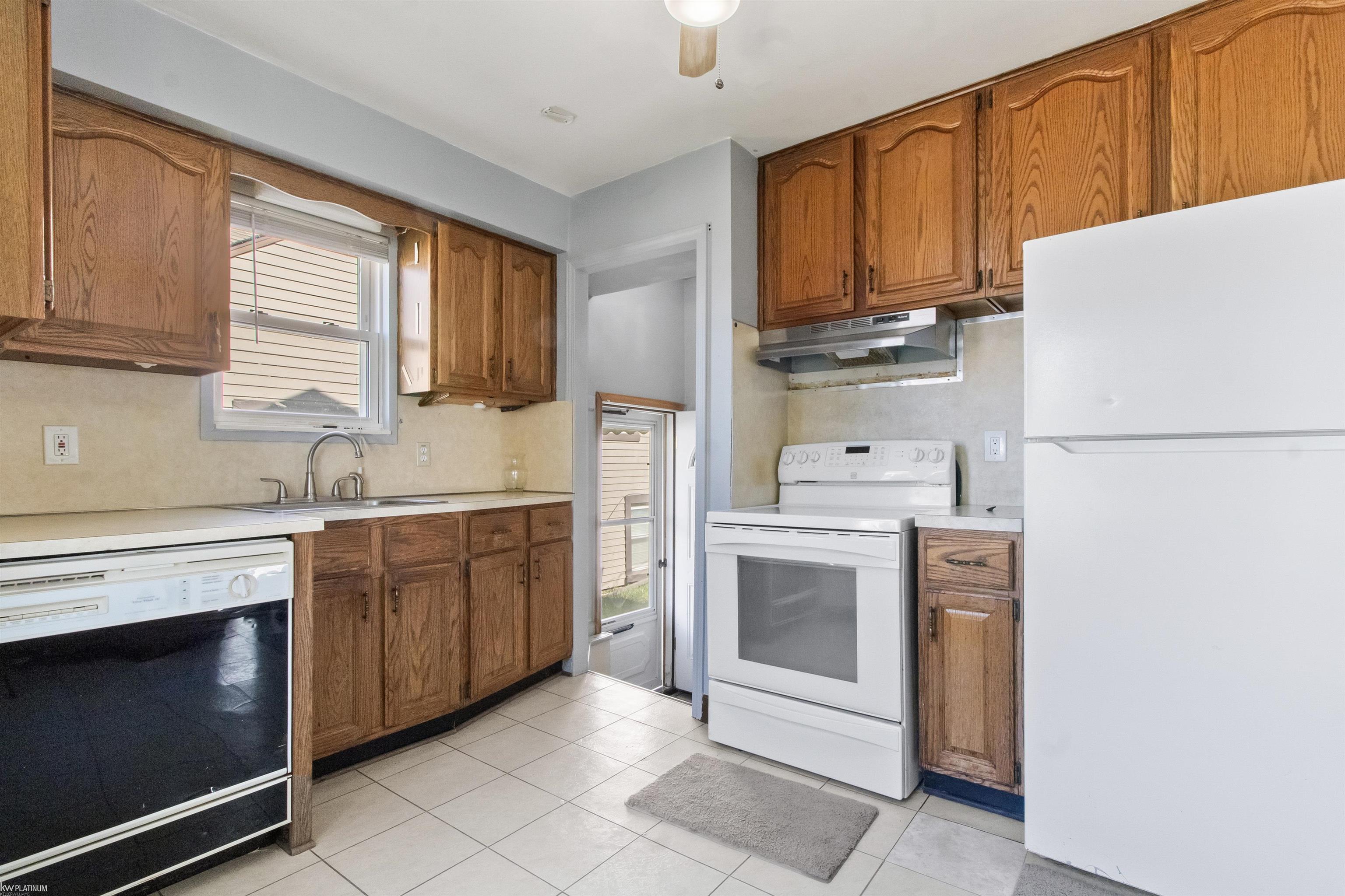 22062 Rausch Avenue Eastpointe, MI 48021 - Photo 12 of 23 50158058-d6aaa9fe-b6c7-4fd3-a595-55f35a60f1a8.JPG