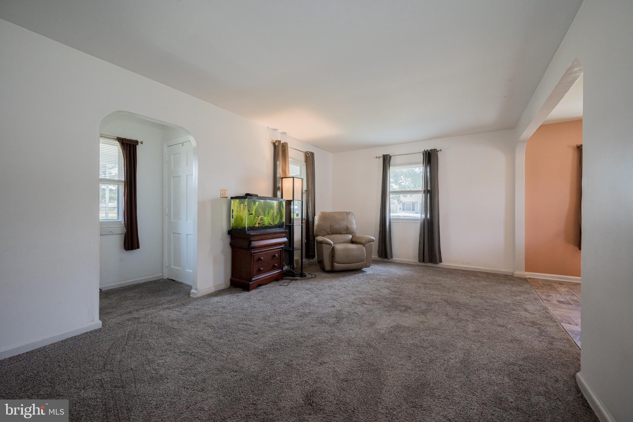 34 Lynbrook Road Wilmington, DE 19804 - Photo 3 of 18 Spacious living room can accomodate everyone!