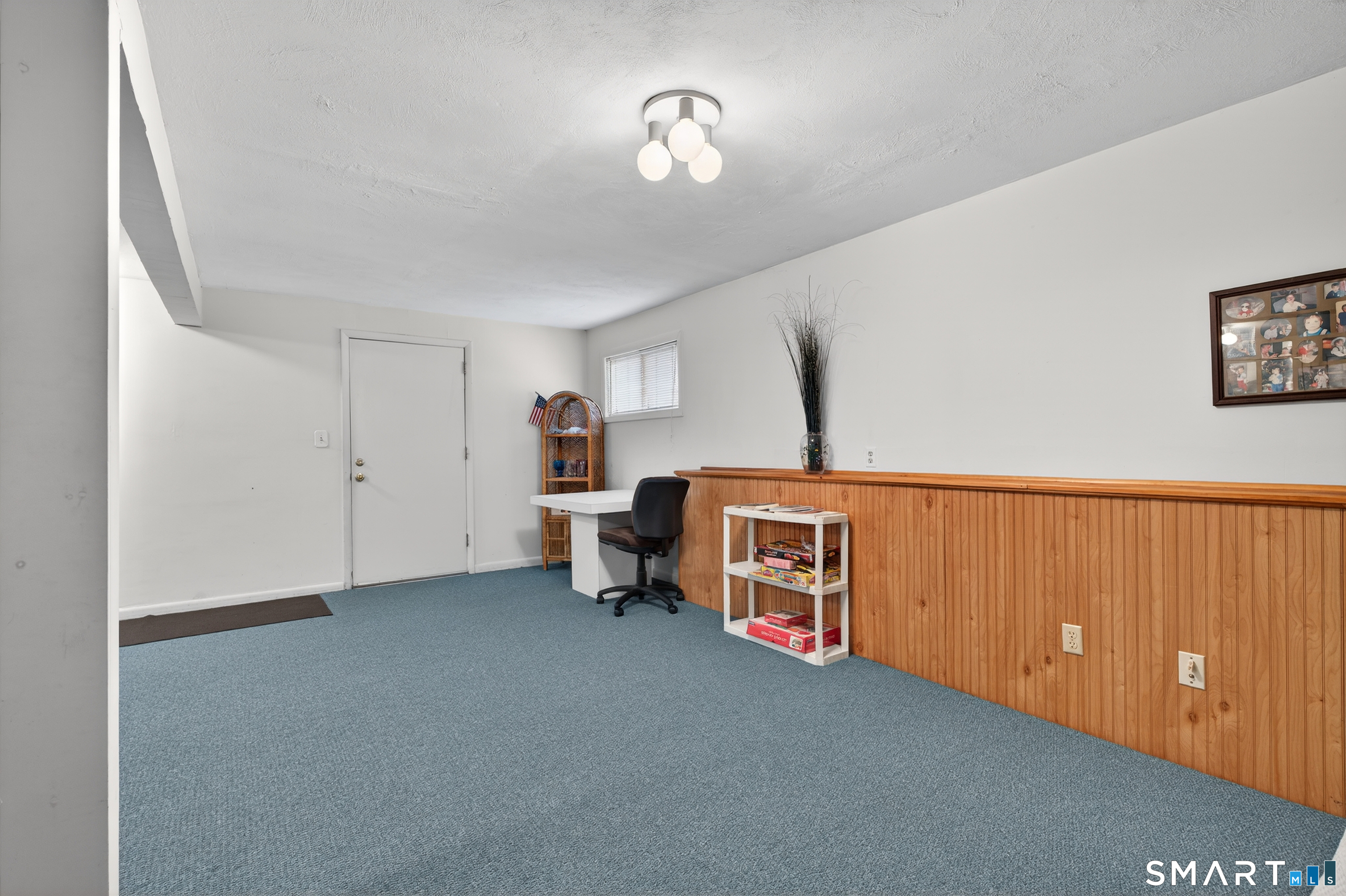 196 Apache Lane, Unit A Stratford, CT 06614 - Photo 32 of 40 a livingroom with furniture and window