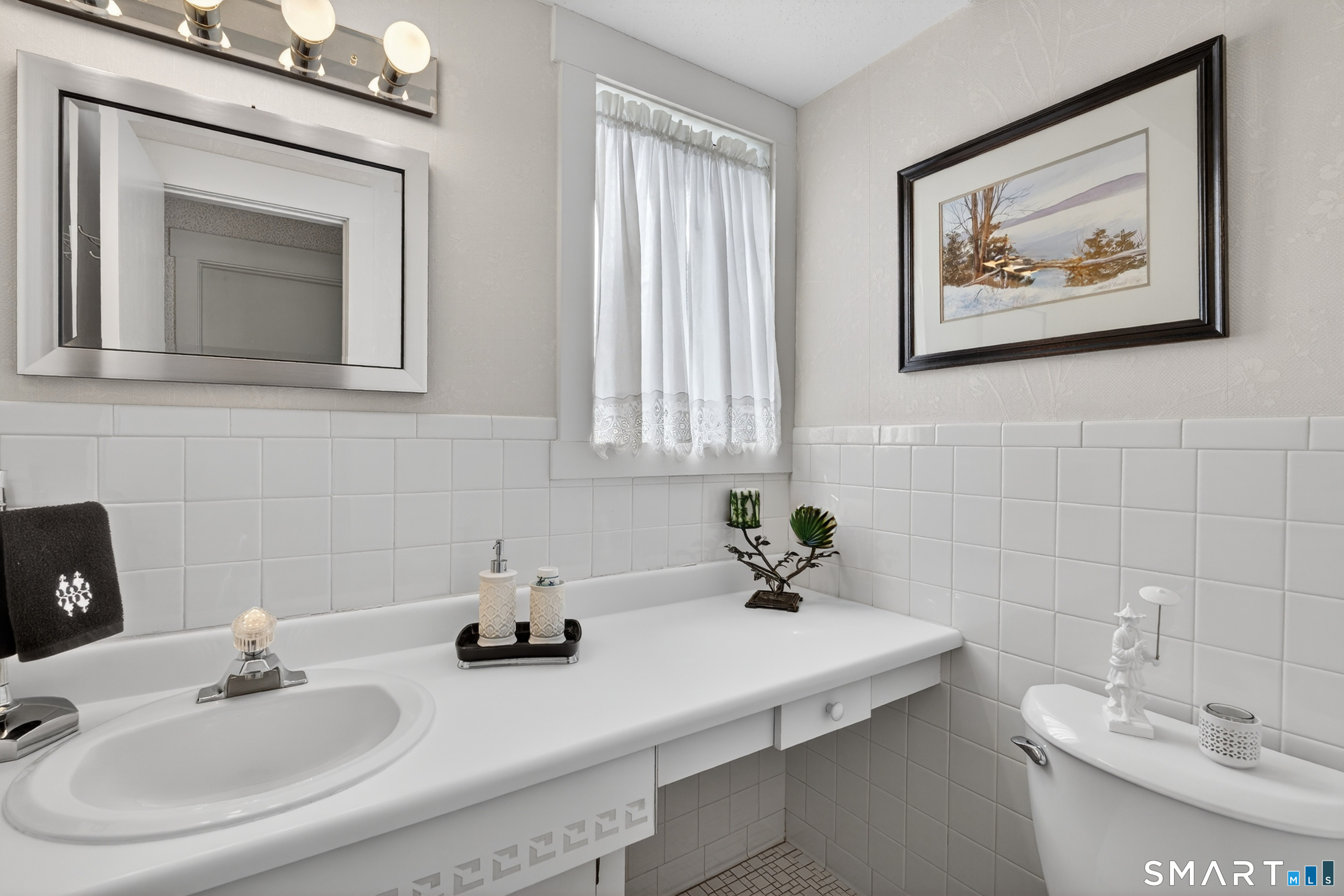 196 Apache Lane, Unit A Stratford, CT 06614 - Photo 8 of 40 a bathroom with a sink and a mirror