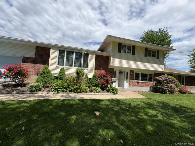 10 Wisteria Way Commack, NY 11725 - Photo 16 of 19