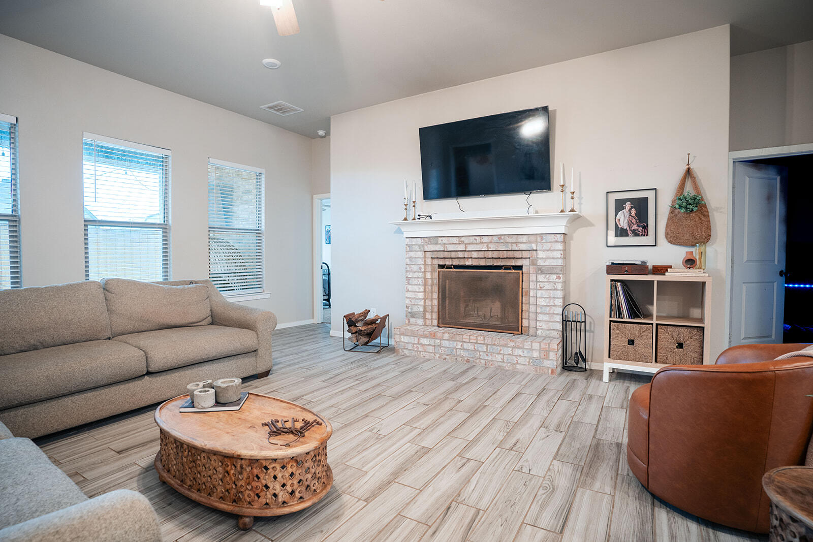1927 142nd Street Lubbock, TX 79423 - Photo 44 of 58 a living room with furniture and a flat screen tv