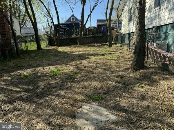 a view of a yard with a house
