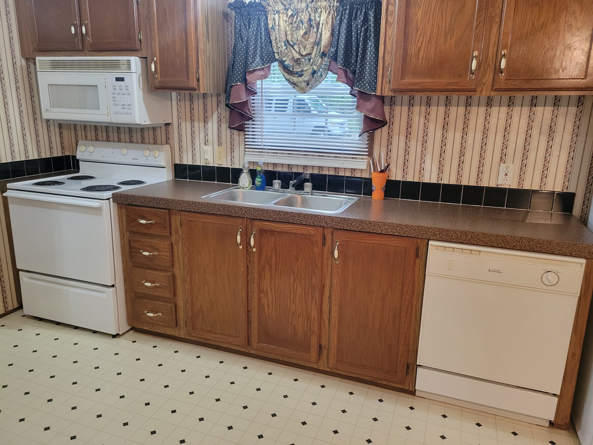 4120 Copper Spring Road Springville, TN 38256 - Photo 8 of 20 a kitchen with granite countertop a sink and a stove
