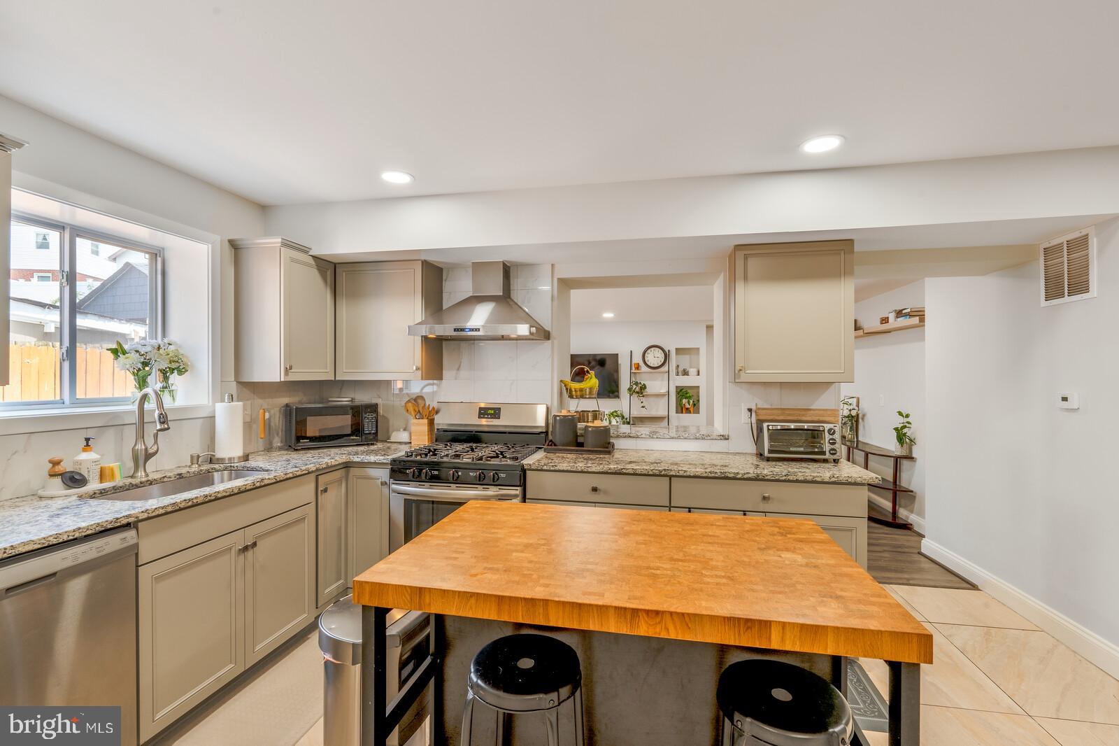 3208 Henderson Avenue Silver Spring, MD 20902 - Photo 8 of 34 Beautiful open concept kitchen