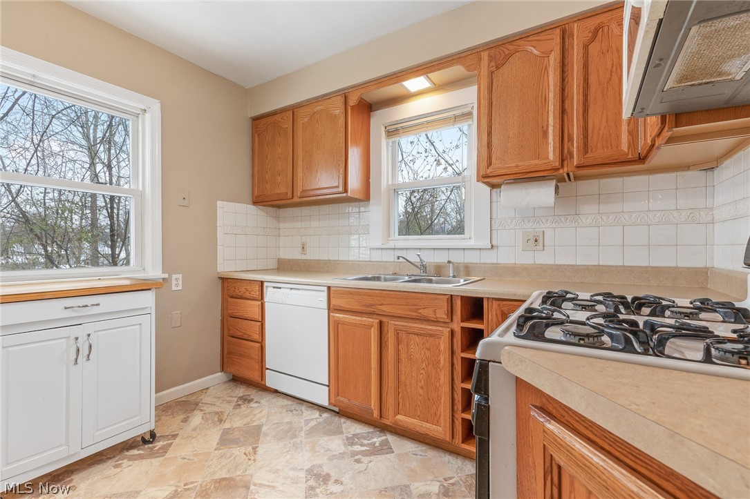 1104 Gordon Road Lyndhurst, OH 44124 - Photo 10 of 29