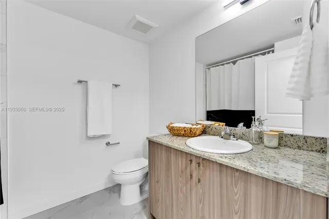 $2,900 | 155 Northwest 160th Street, Unit TH 2, North Miami Beach, FL 33169