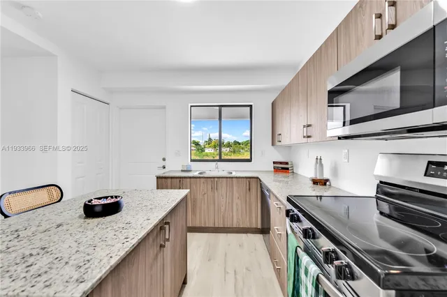 $2,900 | 155 Northwest 160th Street, Unit TH 2, North Miami Beach, FL 33169