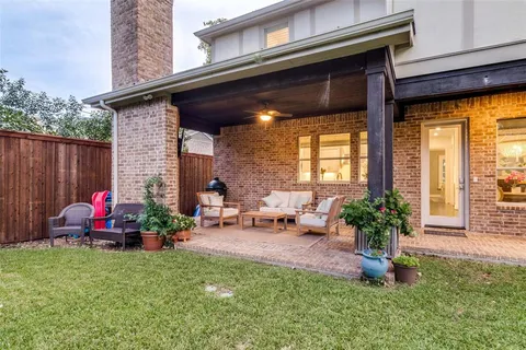 a view of a house with back yard