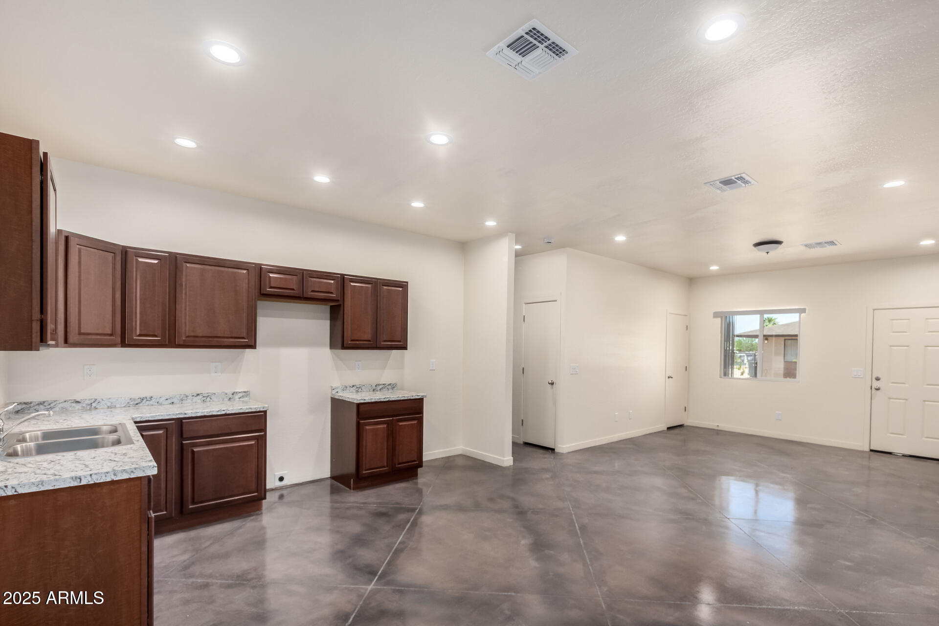 393 West Seagoe Avenue, Unit B Coolidge, AZ 85128 - Photo 5 of 16 dining