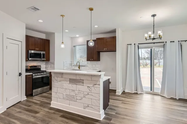 $1,950 | 6820 Blue Dawn Trail, Unit 104, Austin, TX 78744