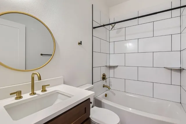 $1,950 | 6820 Blue Dawn Trail, Unit 104, Austin, TX 78744