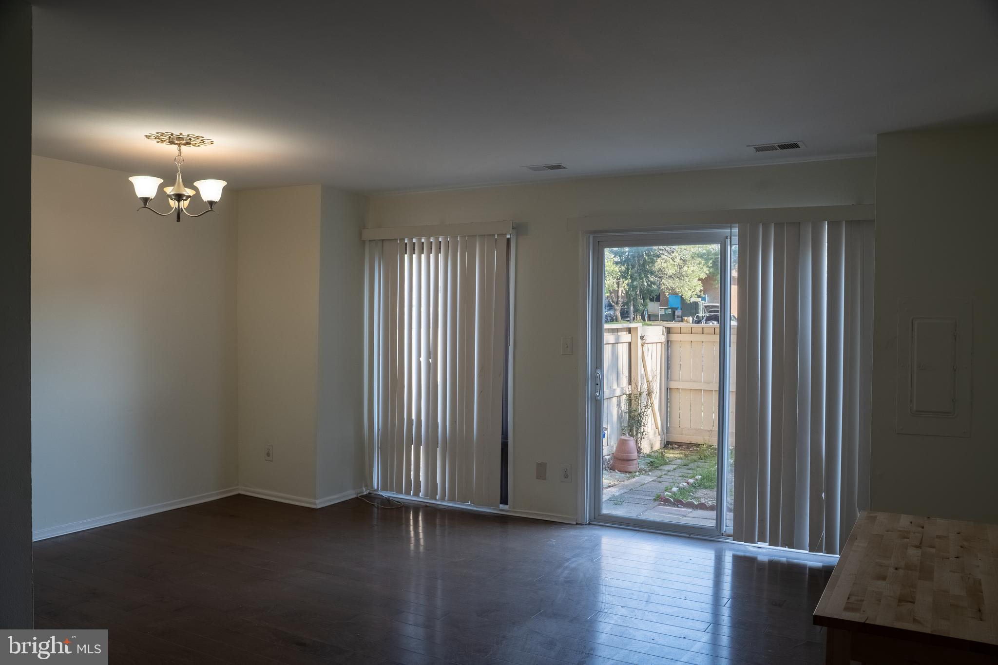 10010 Ridgeline Drive Gaithersburg, MD 20886 - Photo 2 of 68 Living Room