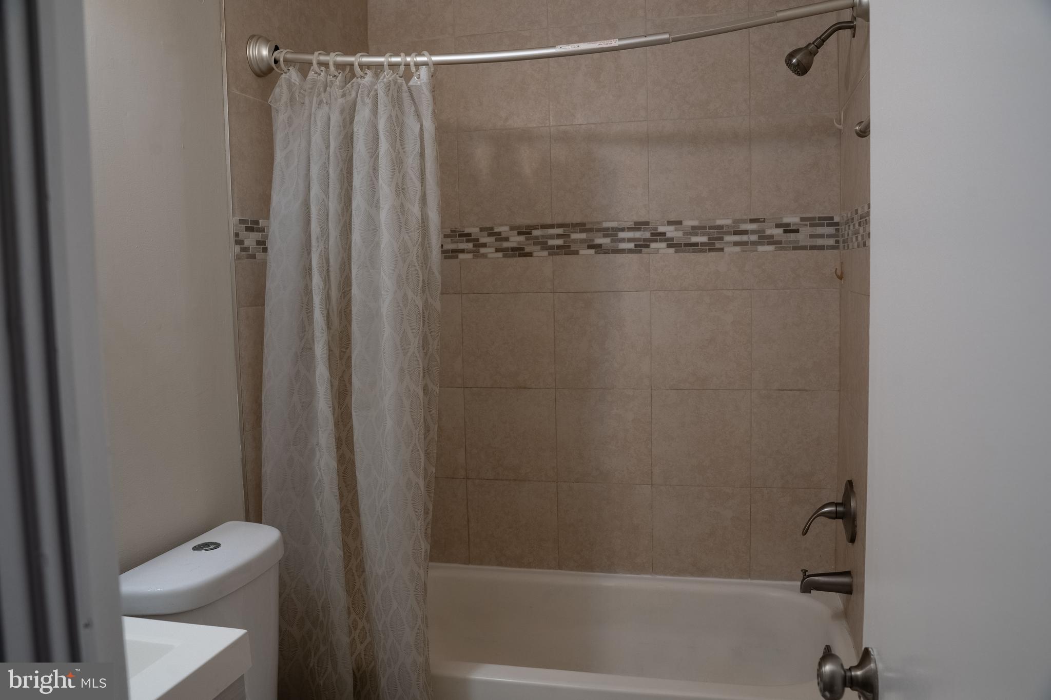 10010 Ridgeline Drive Gaithersburg, MD 20886 - Photo 55 of 68 Upper Level 2 Full Bathroom