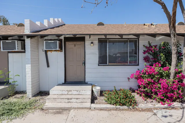 $1,095 | 864 East Chandler Boulevard, Unit 11, Chandler, AZ 85225