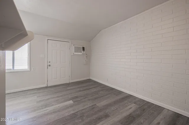 $1,095 | 864 East Chandler Boulevard, Unit 11, Chandler, AZ 85225