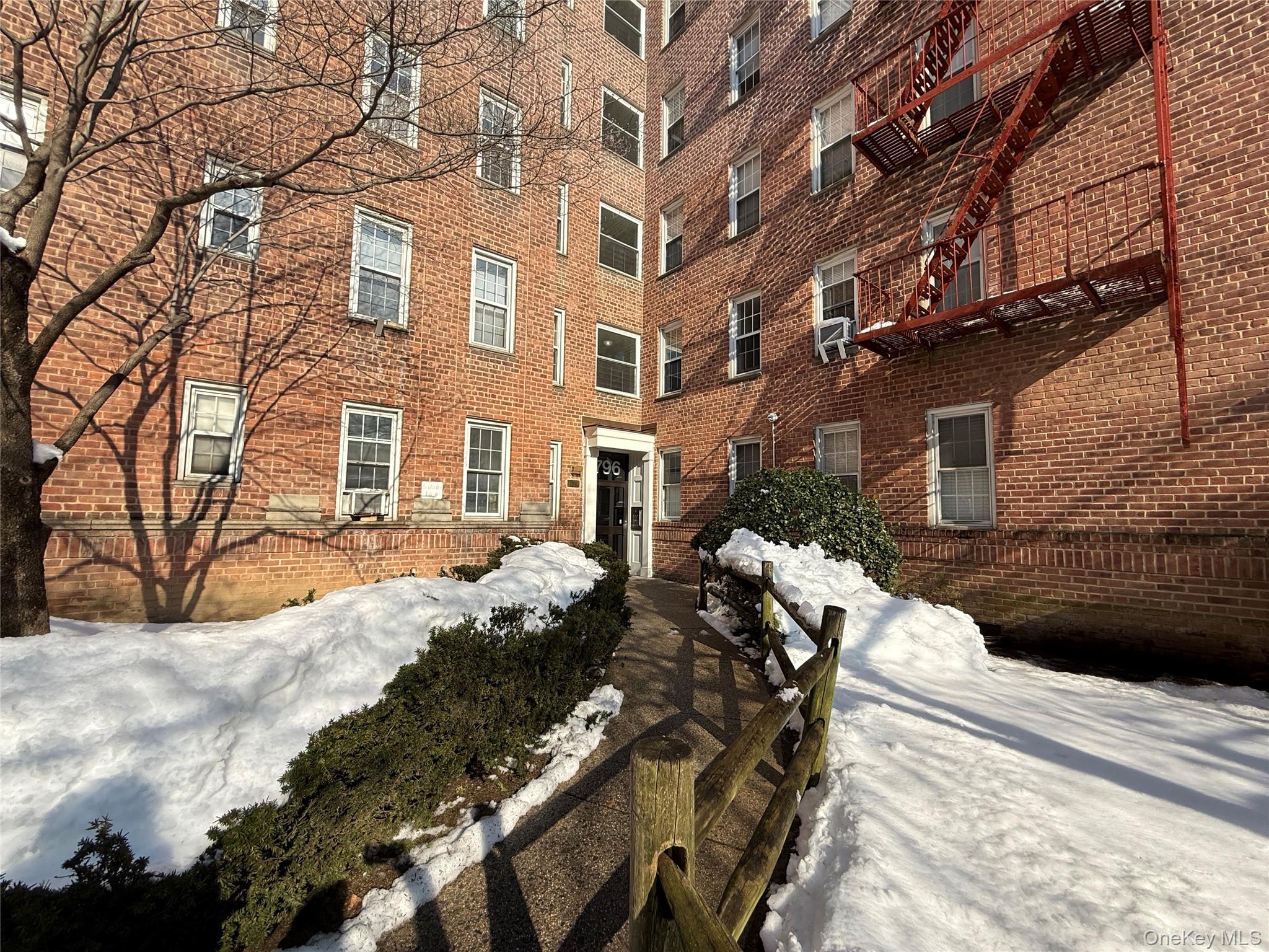 796 Bronx River Road, Unit B38 Bronxville, NY 10708 - Photo 31 of 31 a view of a house with a yard