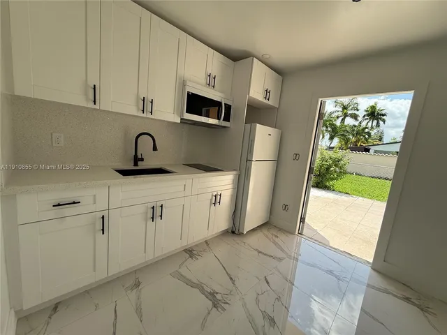 $1,750 | 9824 Southwest 26th Terrace, Unit 1, Miami, FL 33165