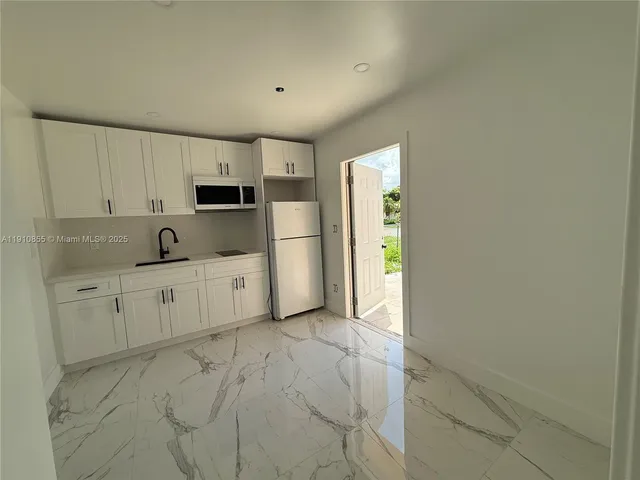 $1,750 | 9824 Southwest 26th Terrace, Unit 1, Miami, FL 33165