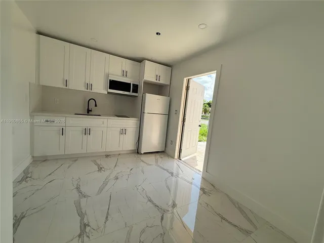 $1,750 | 9824 Southwest 26th Terrace, Unit 1, Miami, FL 33165