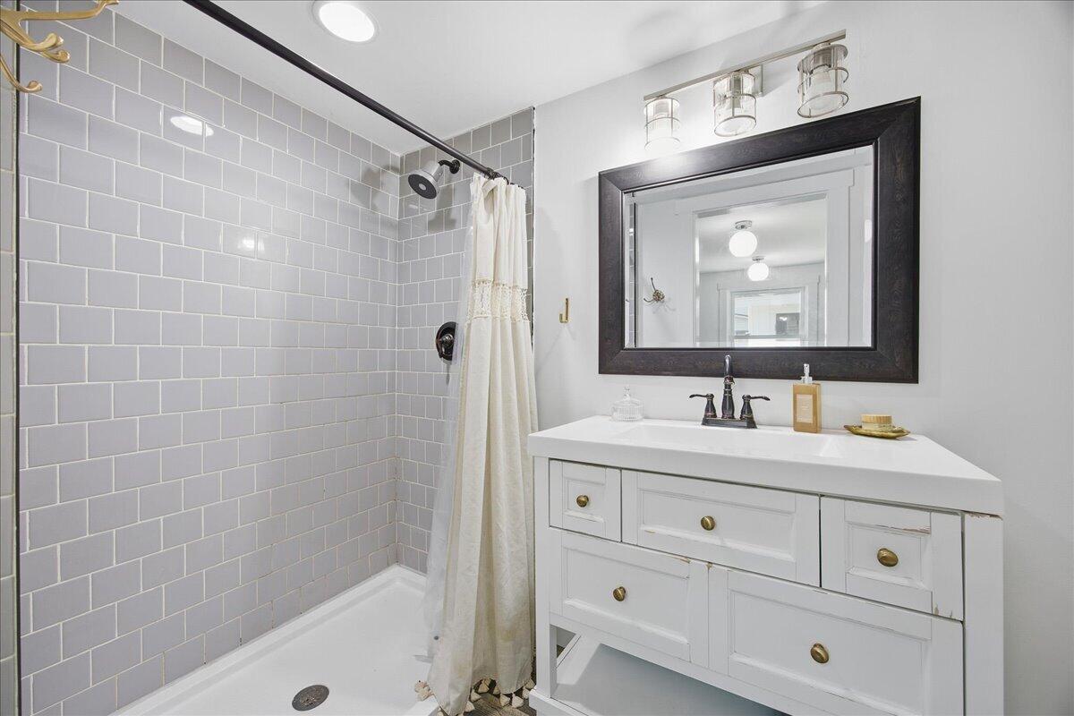 422 Geddes Avenue Charleston, SC 29407 - Photo 19 of 29 primary bath2