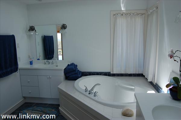 11 Peaked Hill Pasture Road Chilmark, MA 02535 - Photo 6 of 27 http://d1qzqeyxiitrap.cloudfront.net/photos/21597/600/59e408e6.jpg