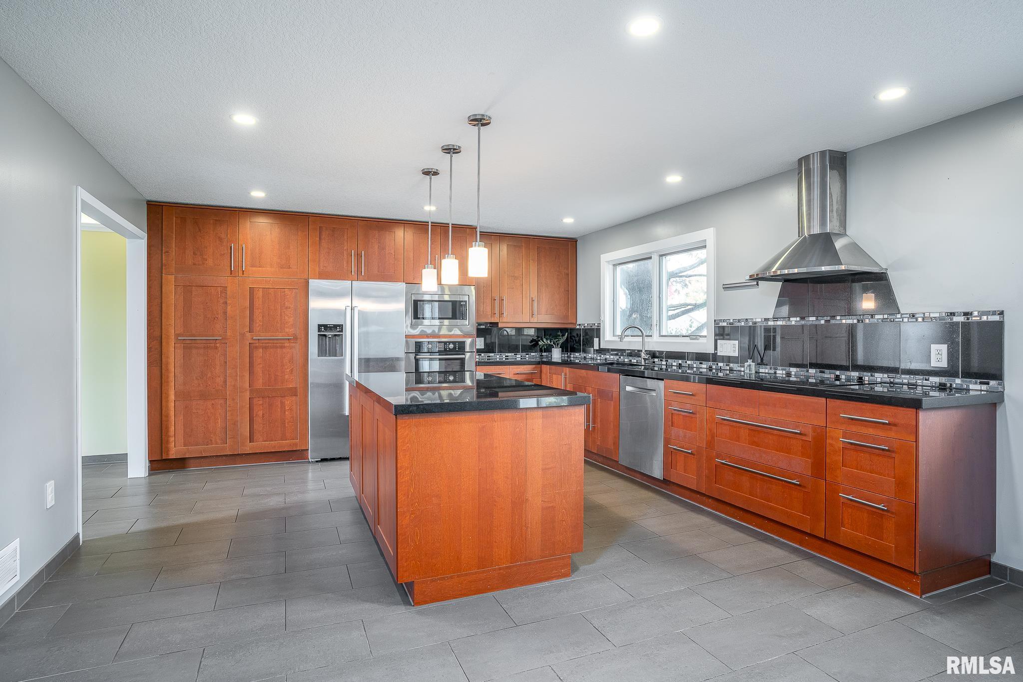 4200 Belmont Road Bettendorf, IA 52722 - Photo 3 of 32