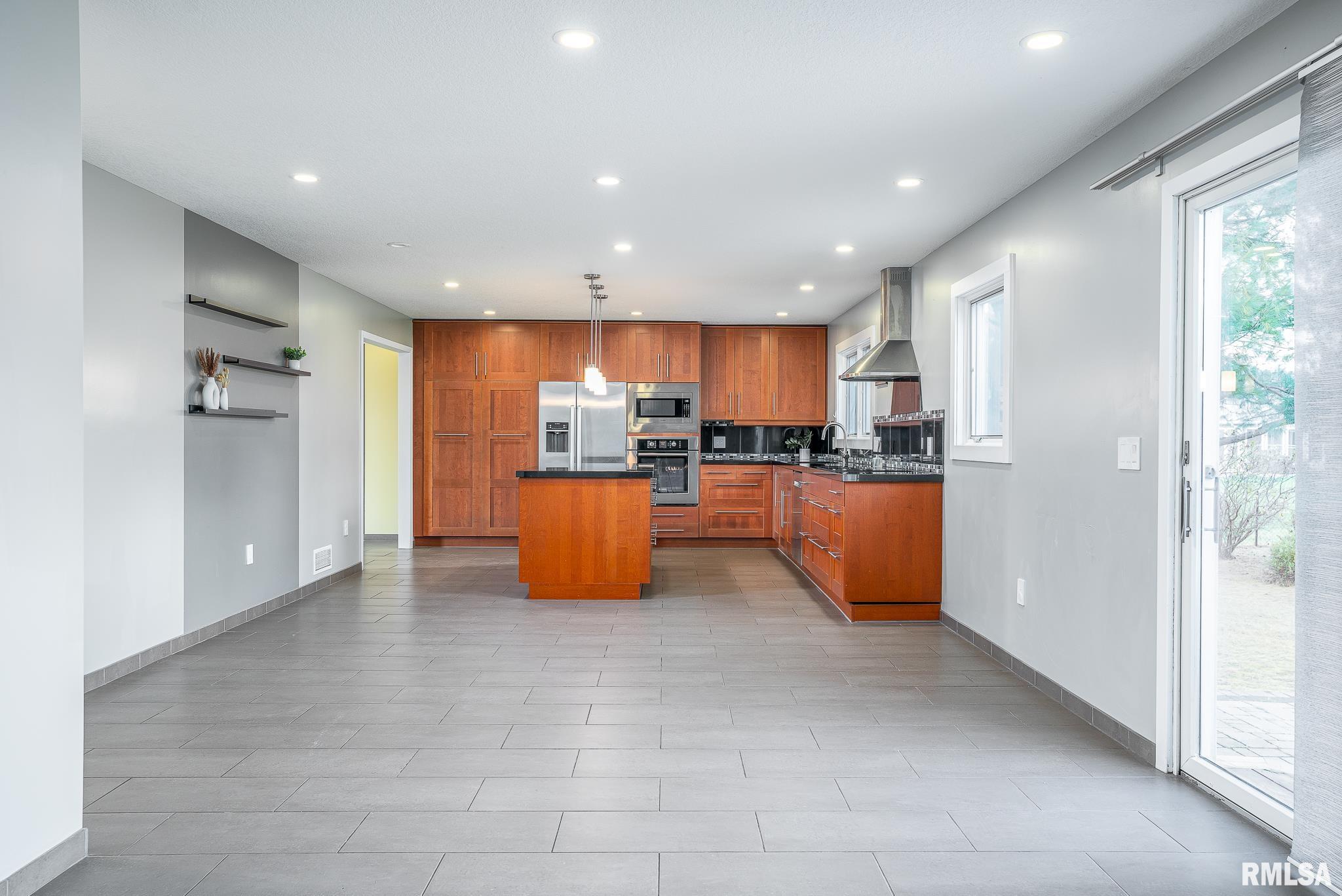 4200 Belmont Road Bettendorf, IA 52722 - Photo 4 of 32