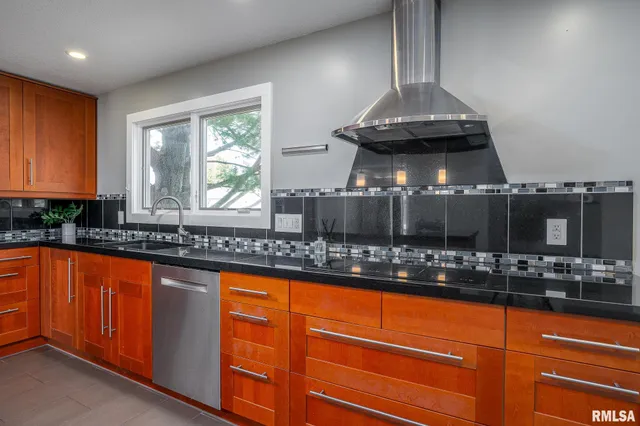 $489,900 | 4200 Belmont Road, Bettendorf, IA 52722